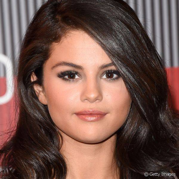 Selena Gomez usou sombra preta de uma forma discreta nos olhos e completouo o look com um batom acobreado